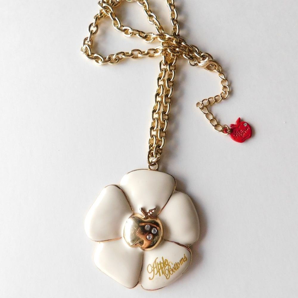 big Apple Bottom flower necklace